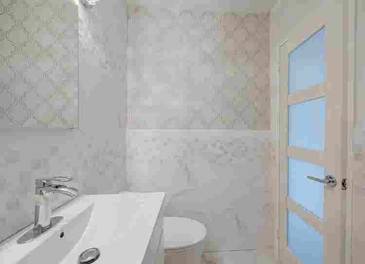 1 room available in a bath apt