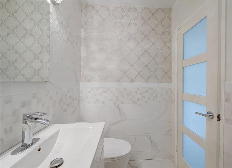 1 room available in a bath apt