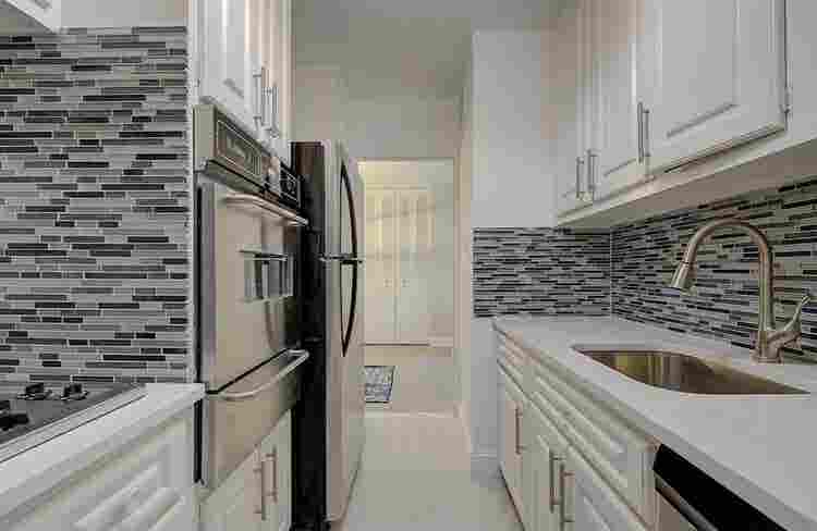 1 room available in a bath apt