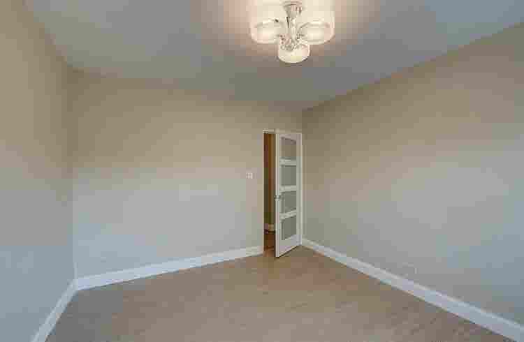 1 room available in a bath apt