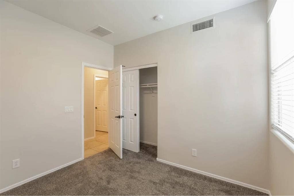 Large Rooms Available for Rent