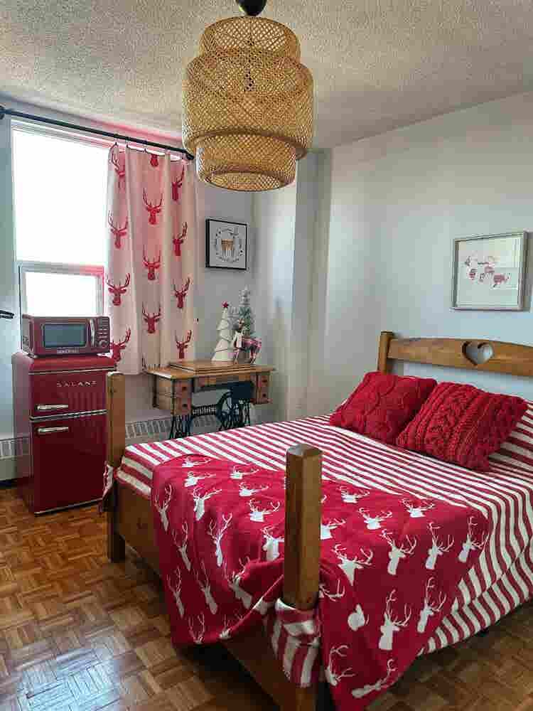 Euro Style Retro Room By The Lake
