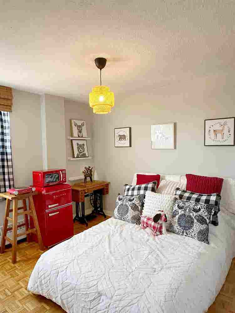 Euro Style Retro Room By The Lake