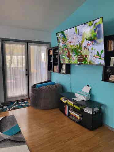 Safe, Quiet  clean room  in house