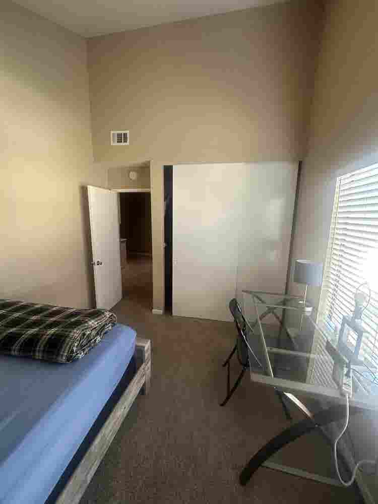 Room available, 
utilities included