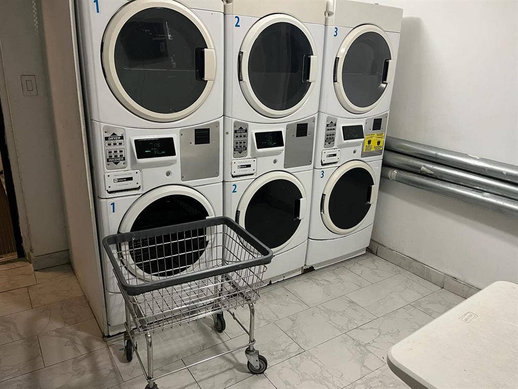 HIGH Ceilings + Laundry/Dishwasher