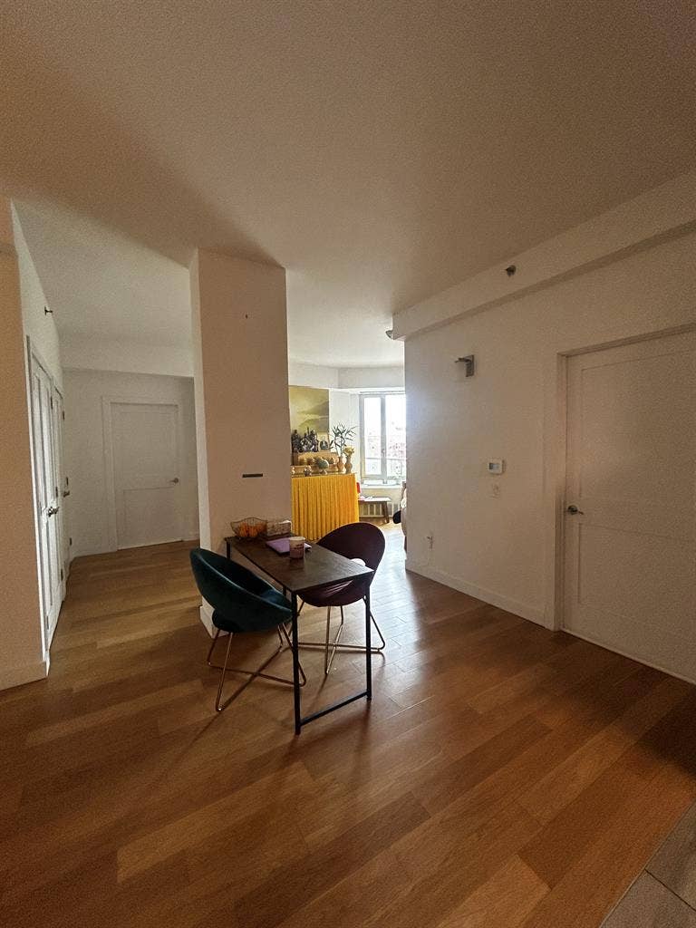 Large room in Elmhurst (B)