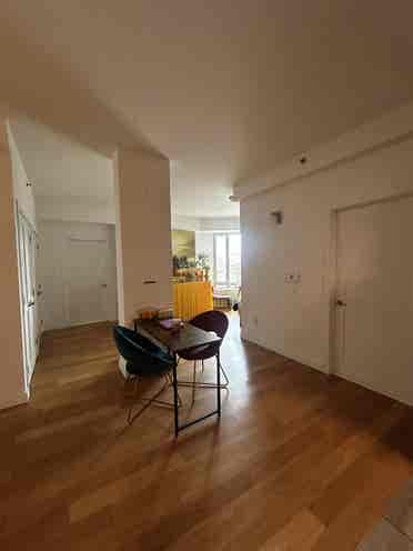 Large room in Elmhurst (B)