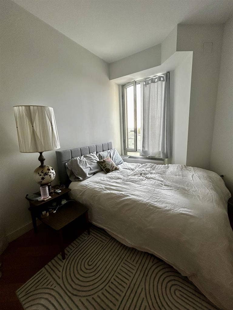 Large room in Elmhurst (B)