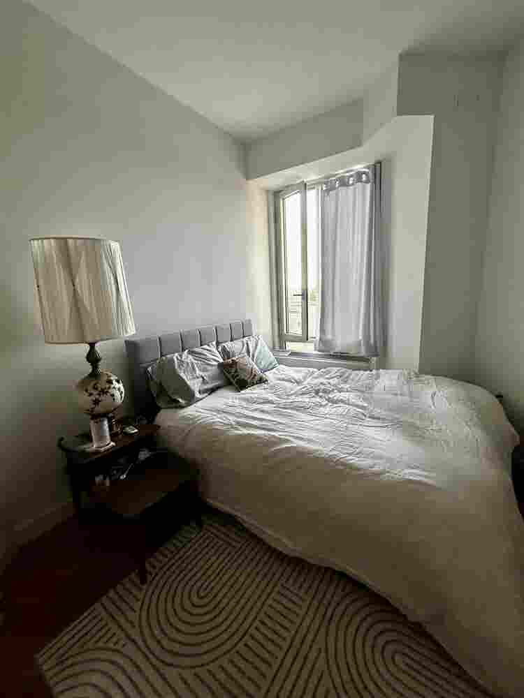 Large room in Elmhurst (B)