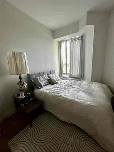 Large room in Elmhurst (B)