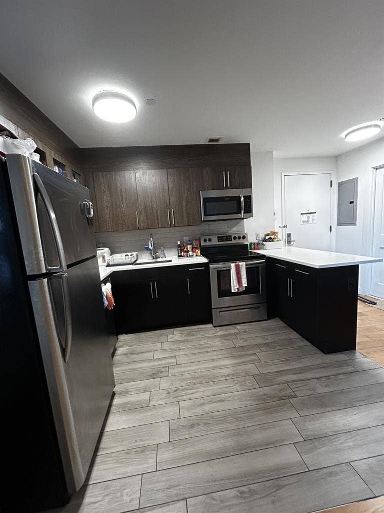 Large room in Elmhurst (B)