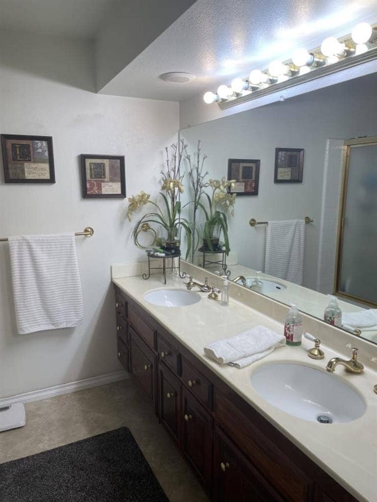 Anaheim hills- Room for rent