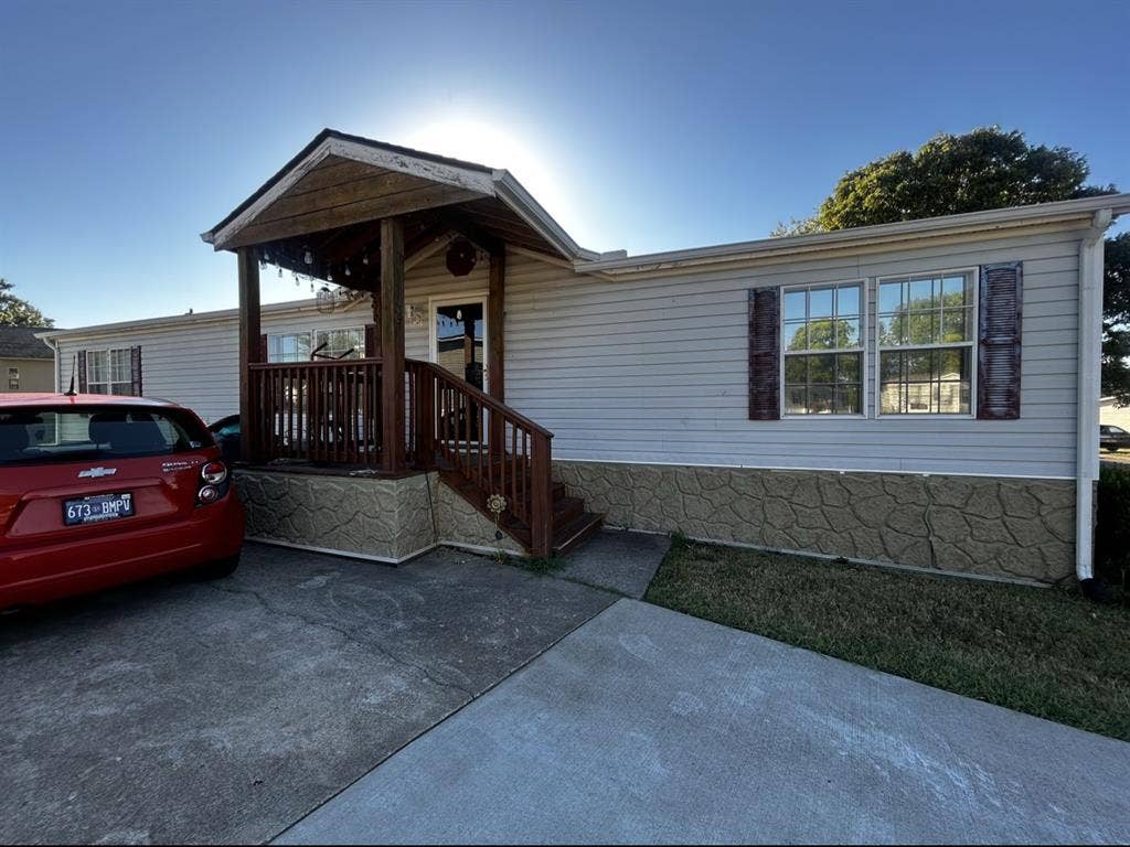 LOOKING FOR 2 roomates