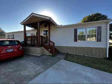 LOOKING FOR 2 roomates