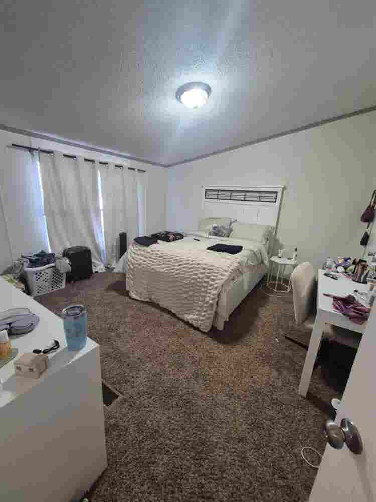 LOOKING FOR 2 roomates