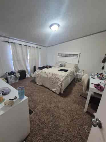 LOOKING FOR 2 roomates