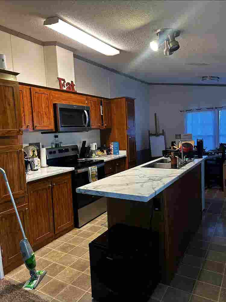 LOOKING FOR 2 roomates