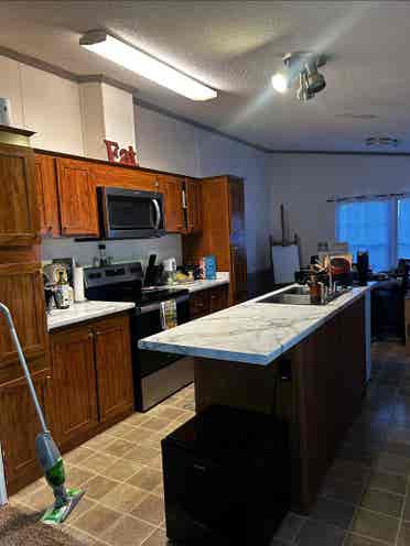 LOOKING FOR 2 roomates