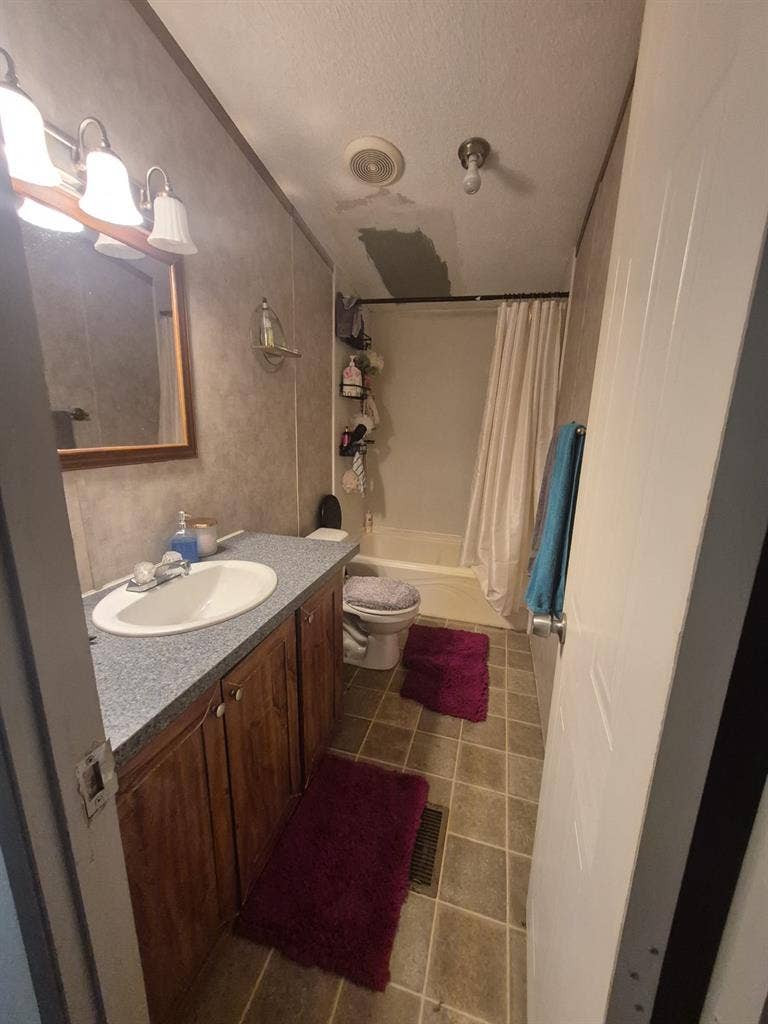LOOKING FOR 2 roomates
