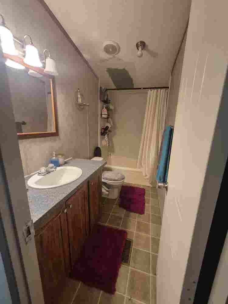 LOOKING FOR 2 roomates