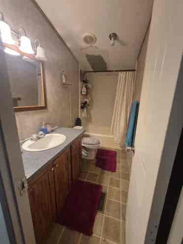 LOOKING FOR 2 roomates