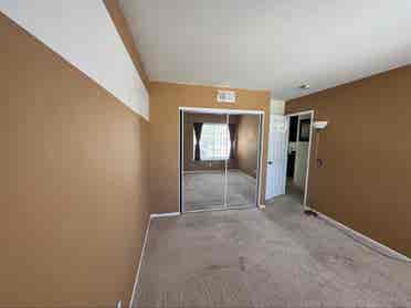 Looking for 3 Roomates