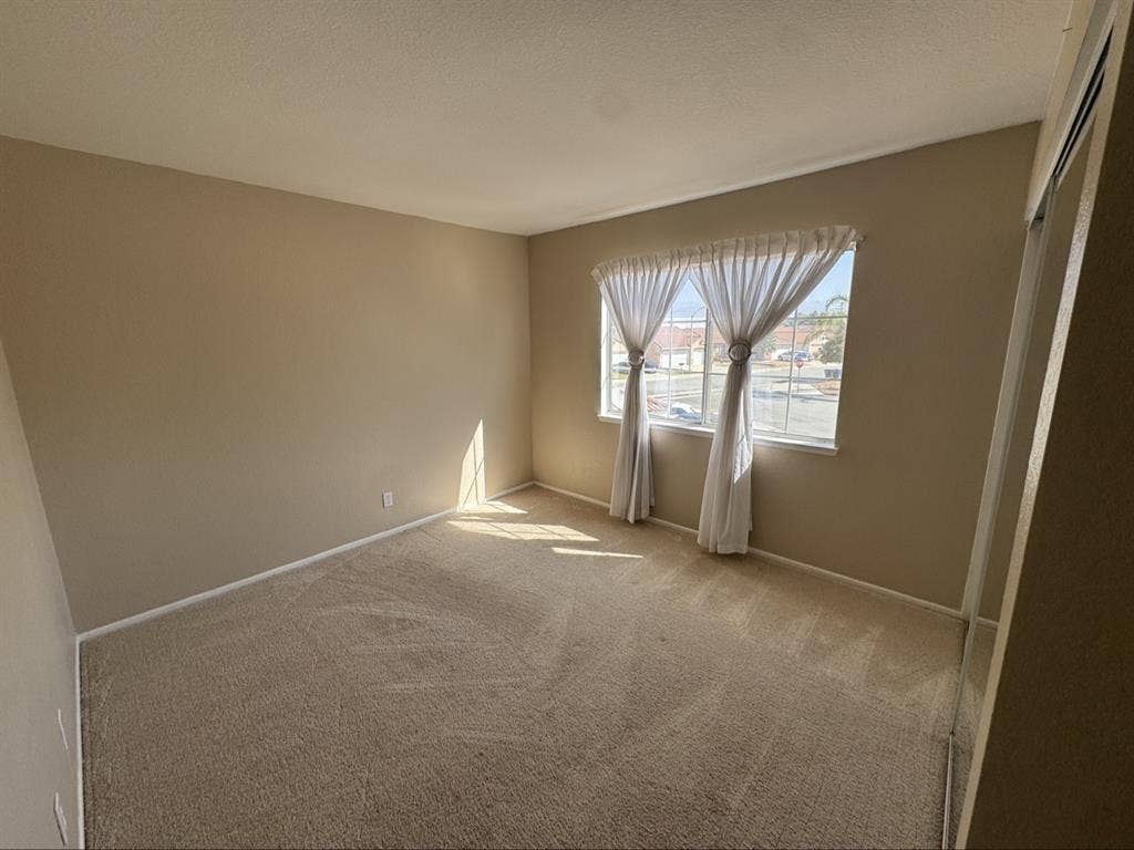 Looking for 3 Roomates