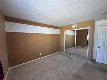 Looking for 3 Roomates