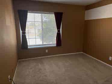 Looking for 3 Roomates