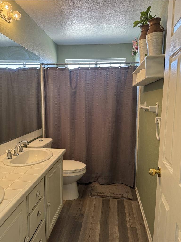 Looking for 3 Roomates
