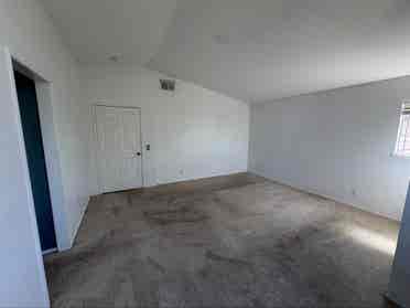 Looking for 3 Roomates