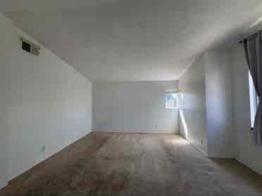 Looking for 3 Roomates