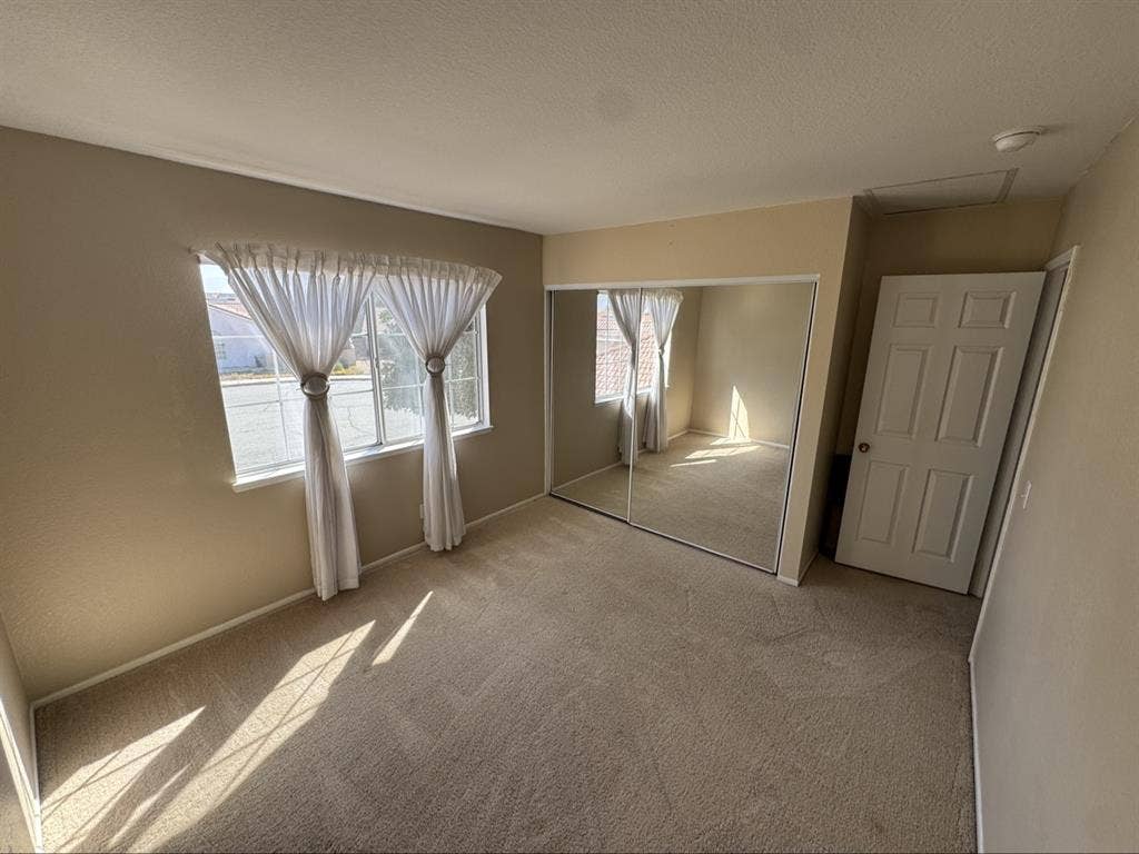 Looking for 3 Roomates