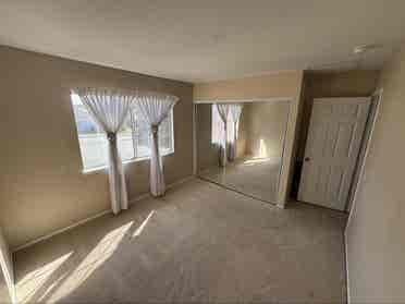 Looking for 3 Roomates