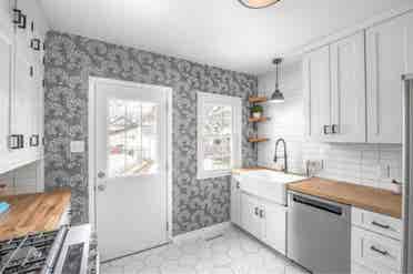 Clean room for rent