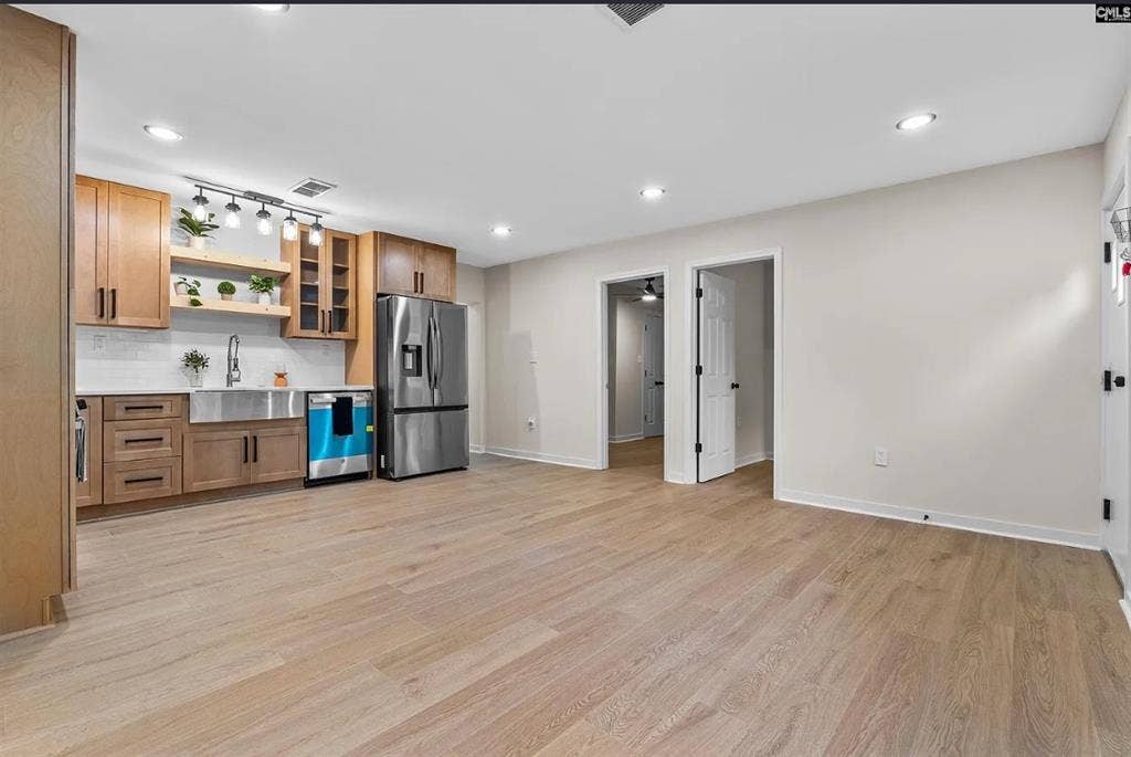 looking for roomate ! $ monthly.