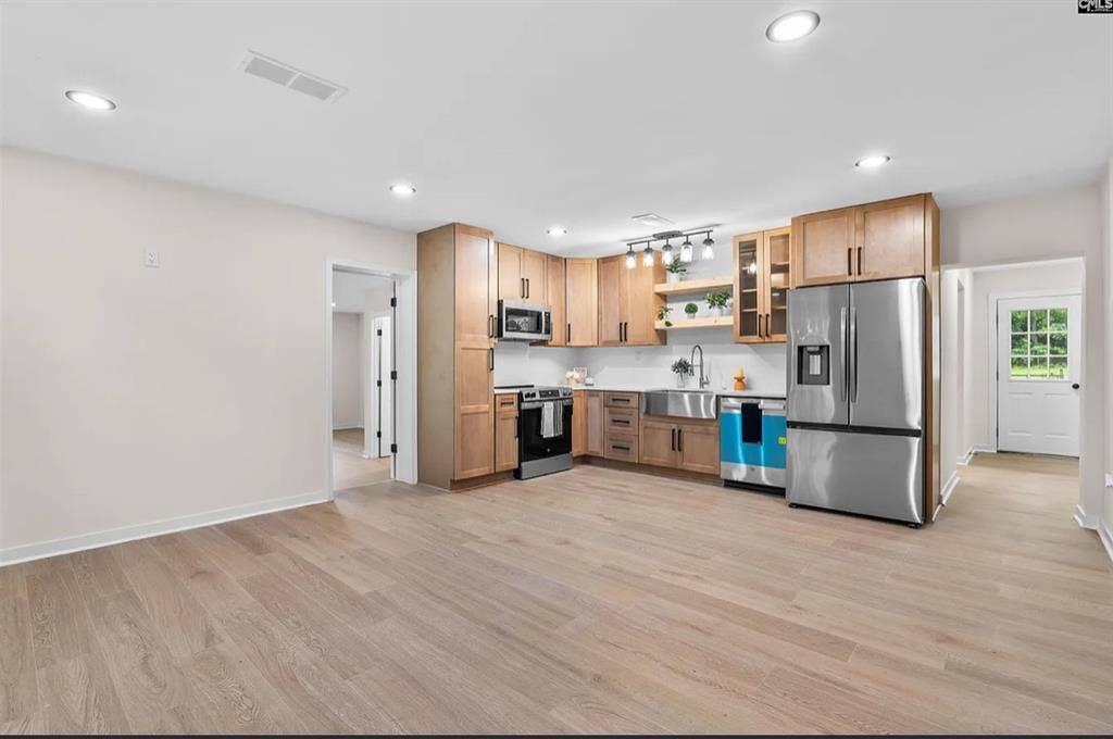 looking for roomate ! $ monthly.