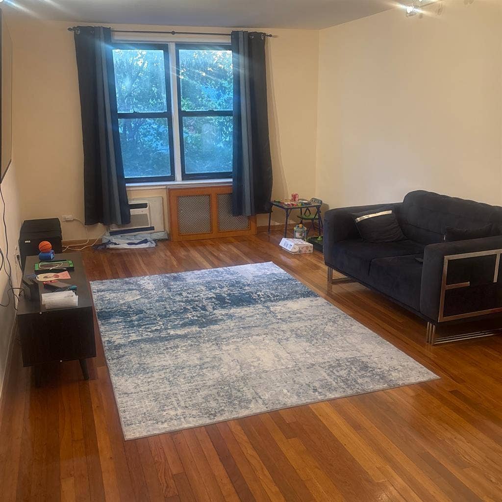 Room for rent. Looking for roommate