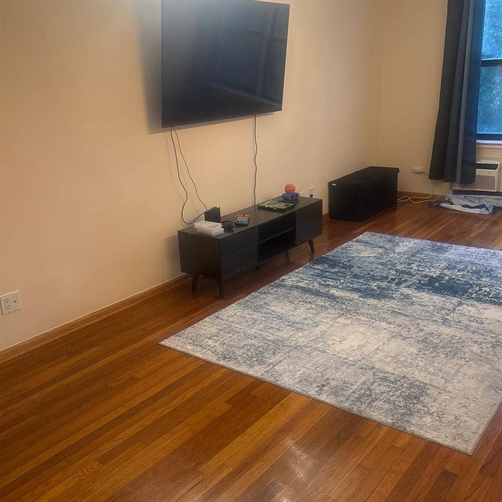 Room for rent. Looking for roommate