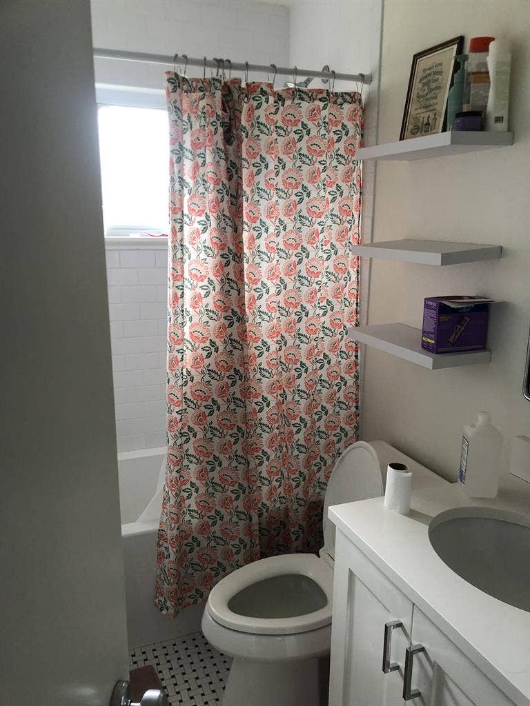 ISO female-identifying roommates