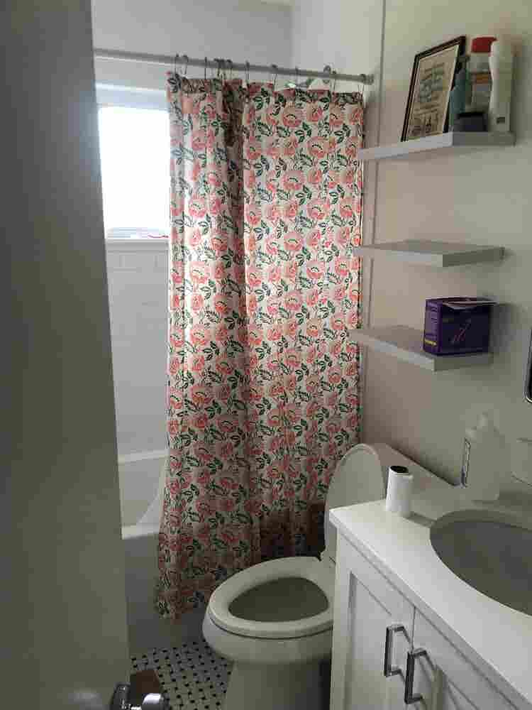ISO female-identifying roommates
