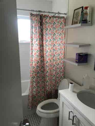 ISO female-identifying roommates