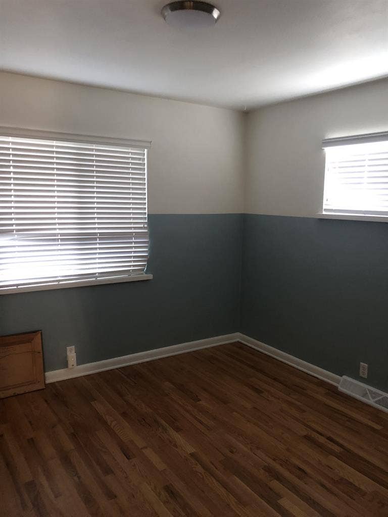 ISO female-identifying roommates