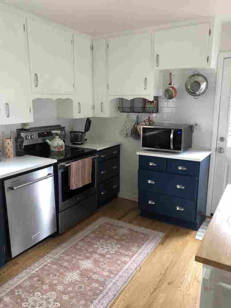 ISO female-identifying roommates