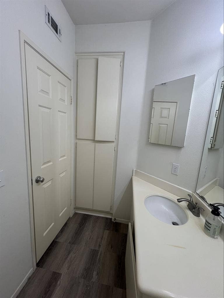 Private Bedroom En-suite Bathroom