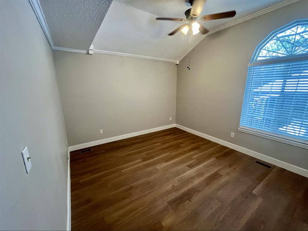 Spacious Room near military bases
