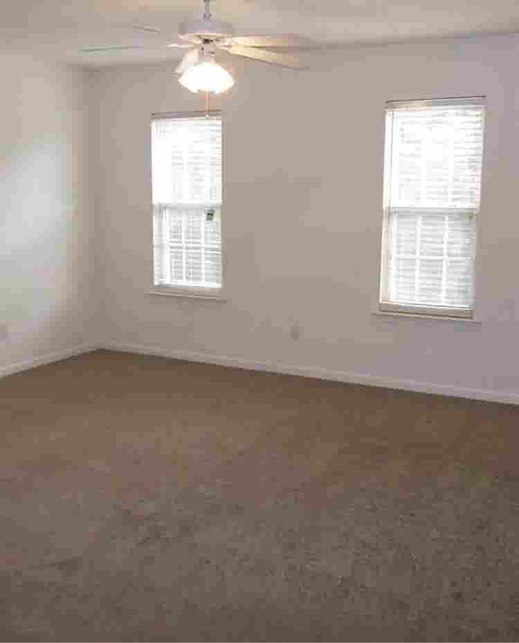 Colonial Hills 2story home features