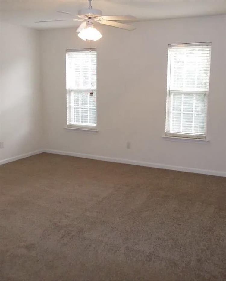 Colonial Hills 2story home features