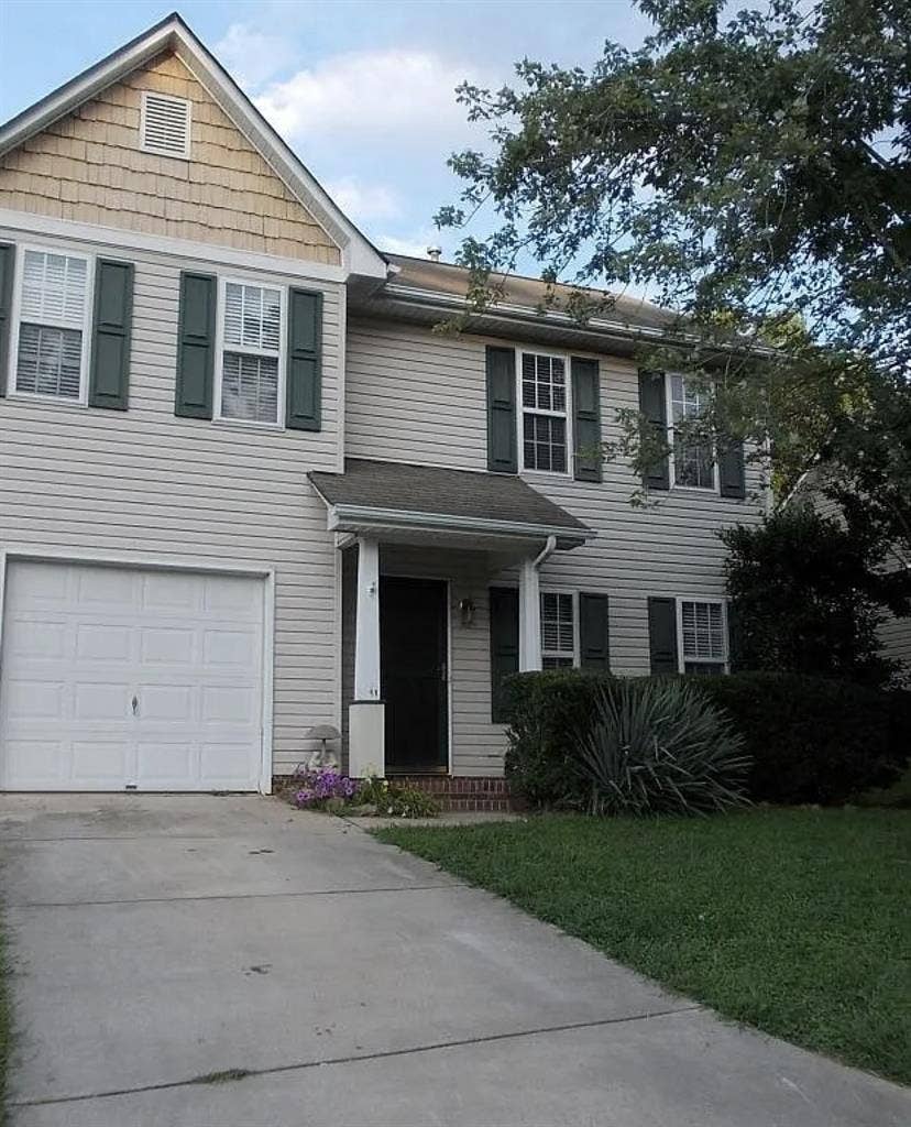 Colonial Hills 2story home features
